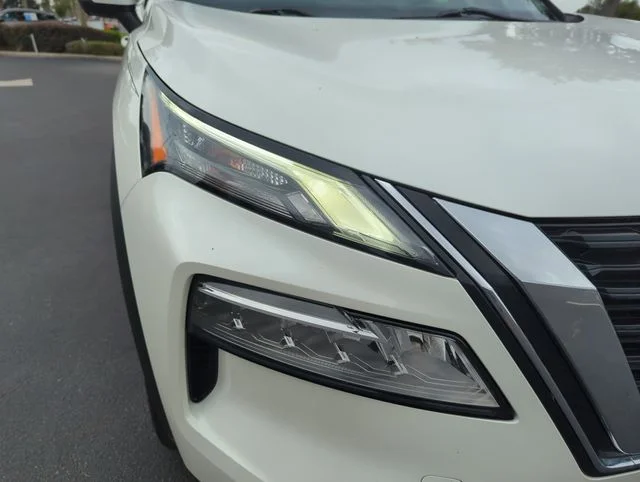 Used 2021 White Nissan SV image 17