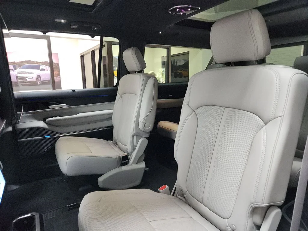 New 2026 Bright White Clearcoat Jeep Summit Obsidian image 18