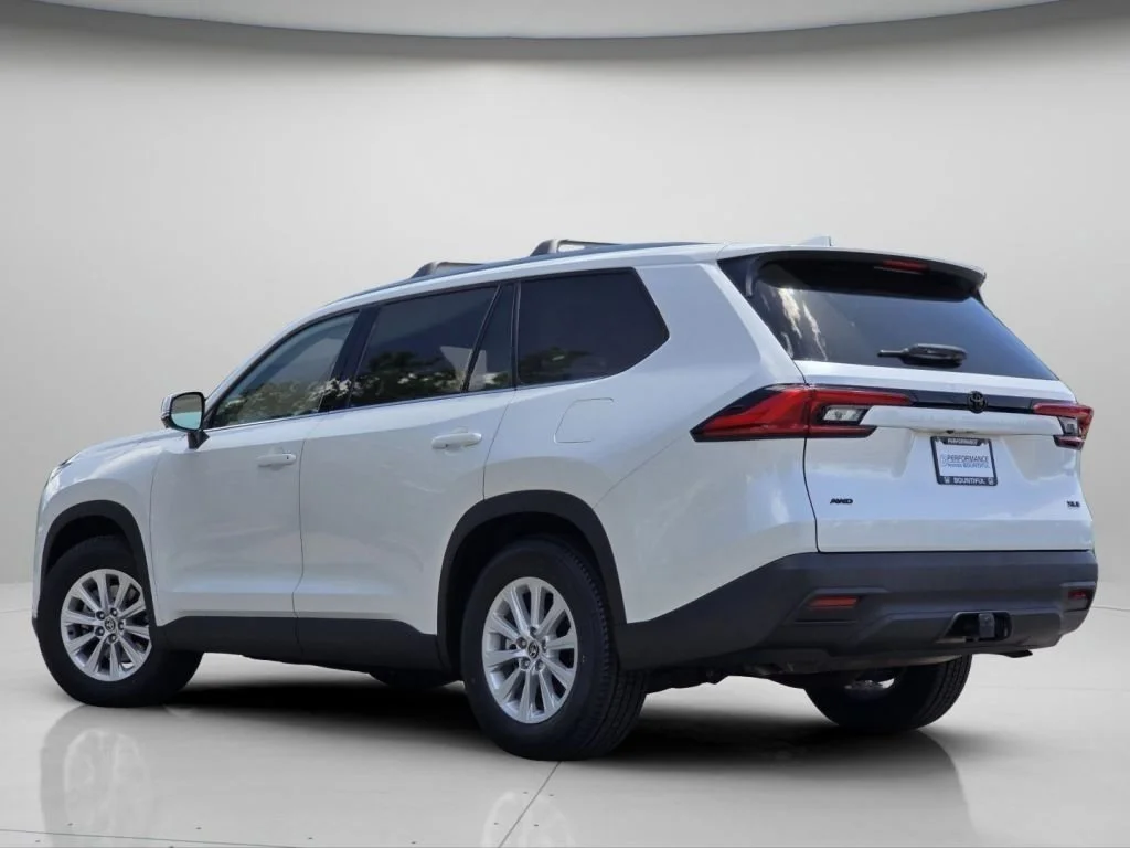 Used 2024 Wind Chill Pearl Toyota XLE image 18