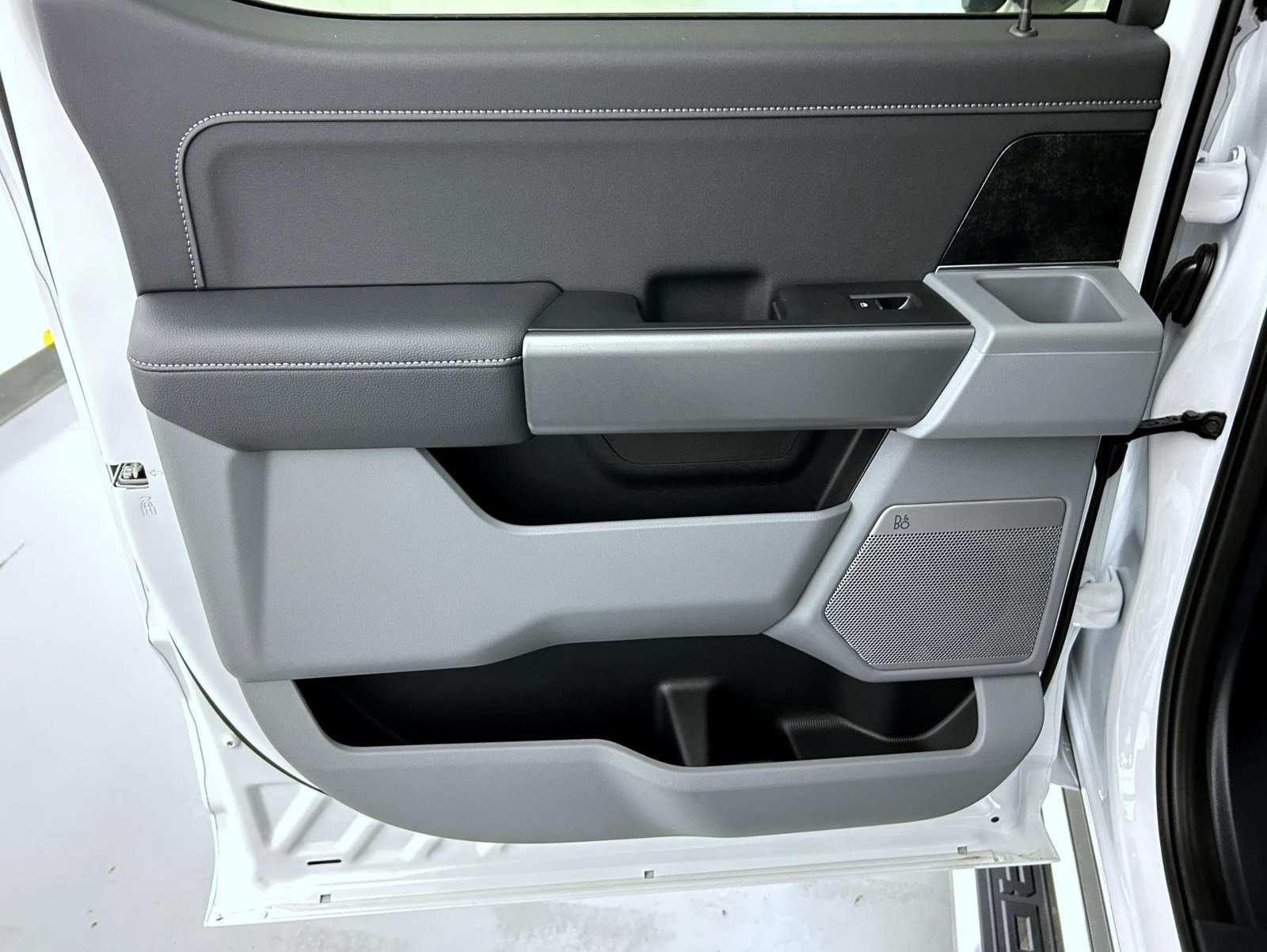 New 2027 Oxford White Ford XLT image 20