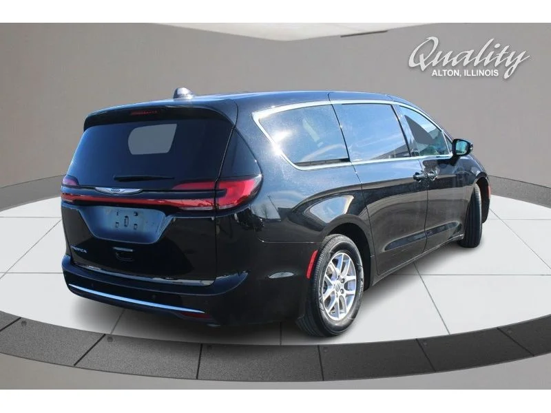 Used 2024  Chrysler Touring L image 4