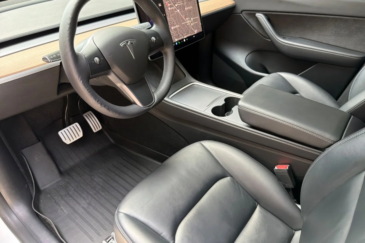 Used 2021 ARCTIC WHITE Tesla Performance image 9