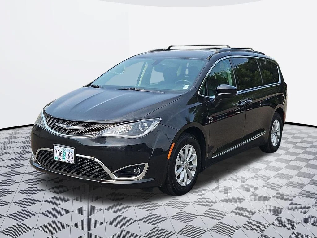 Used 2017 Brilliant Black Crystal Pearlcoat Chrysler Touring L image 2