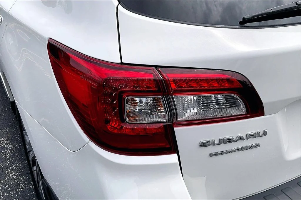 Used 2019 White Subaru 2.5i image 29