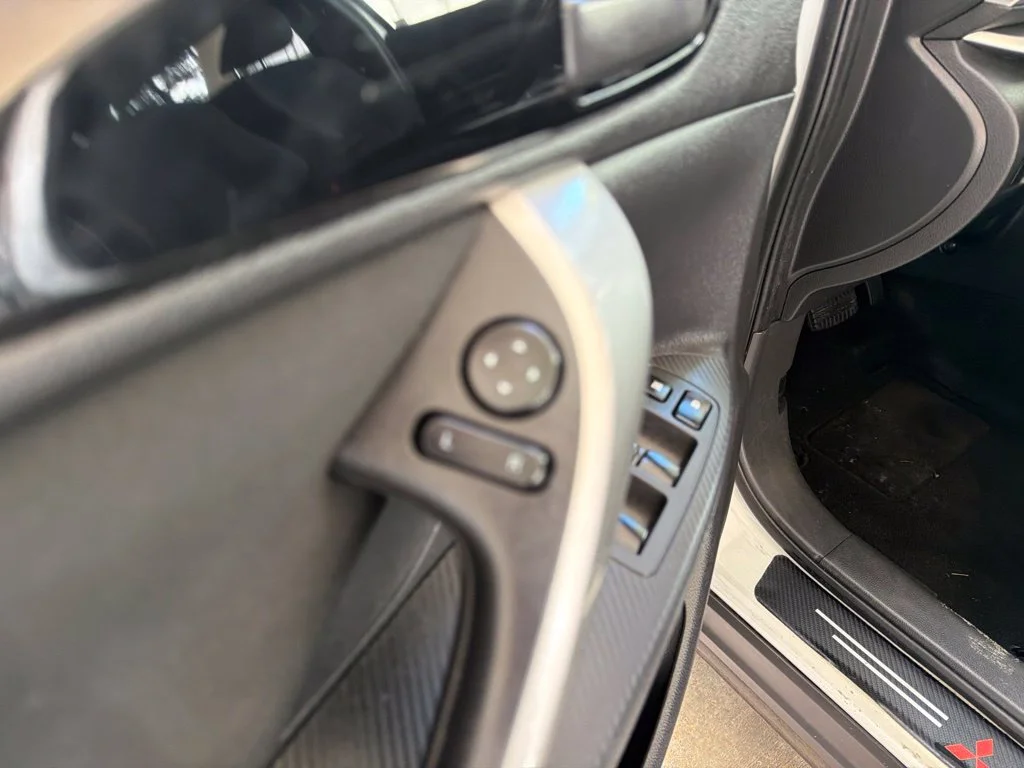 Used 2020 White Mitsubishi ES image 29