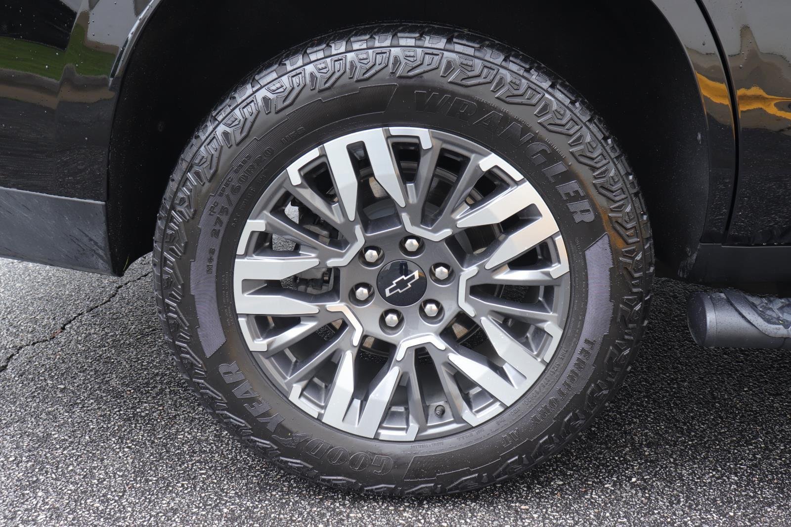 Used 2025 Black Chevrolet Z71 image 45
