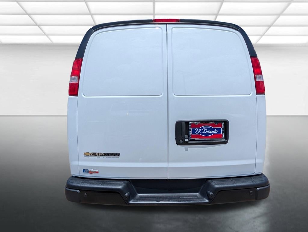 New 2026 Summit White Chevrolet WT image 20
