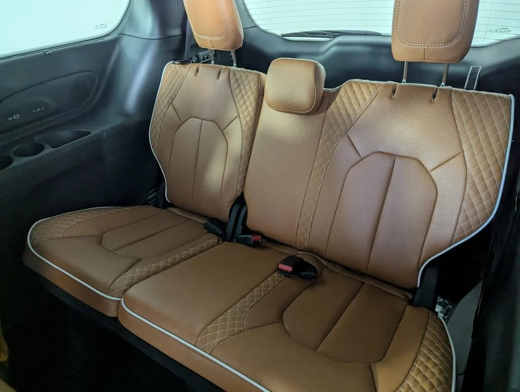 New 2026 Bright White Clear-Coat Exterior Paint Chrysler Pinnacle image 19