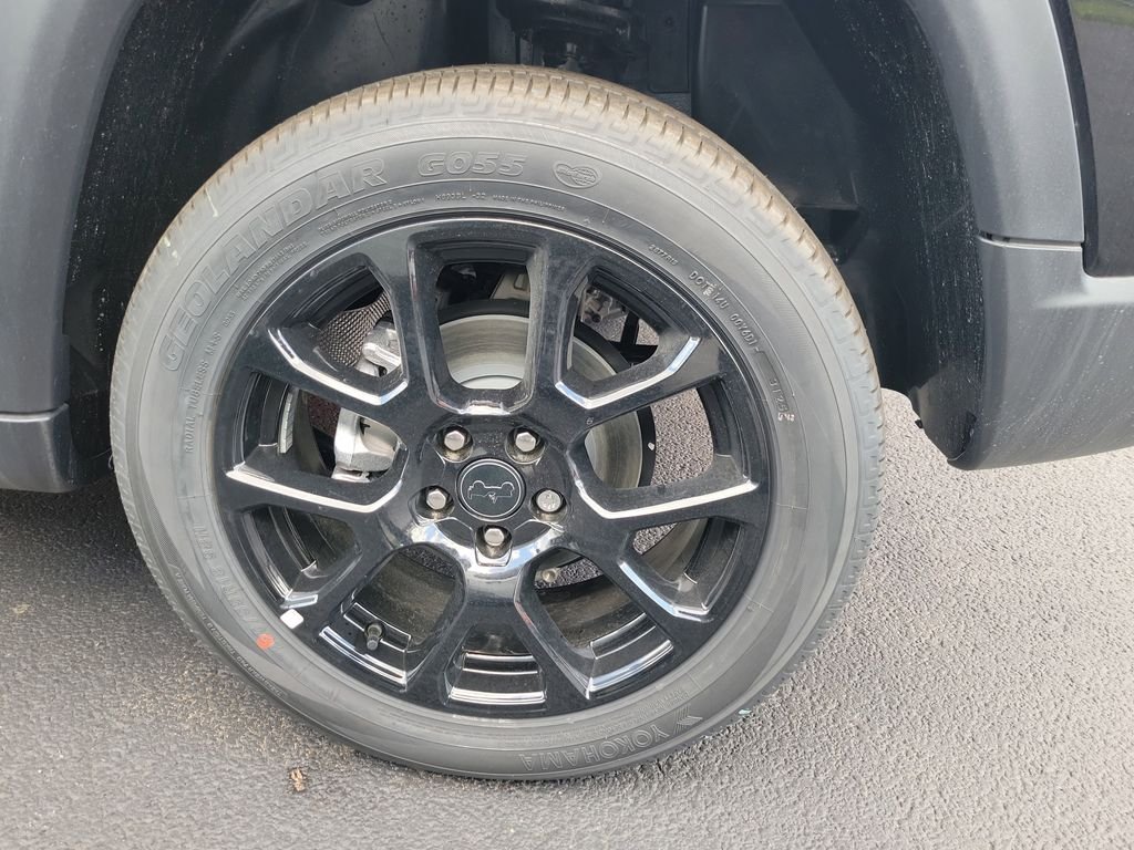 New 2026 Diamond Black Crystal Pearlcoat Jeep Latitude image 4