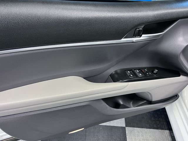 Used 2018 White Toyota LE image 7