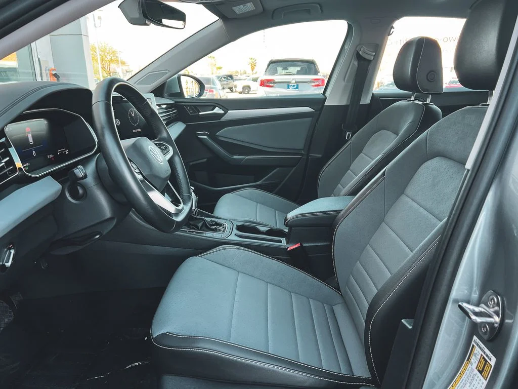 2025 Volkswagen Jetta SE - Photo 17