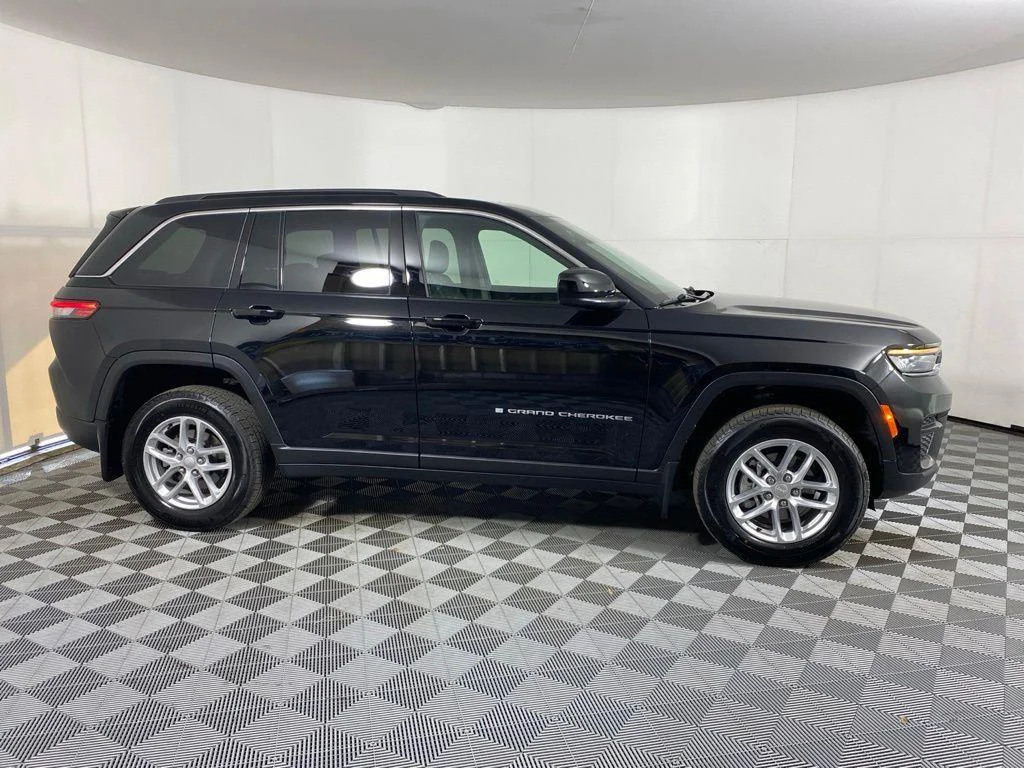 Used 2025 Diamond Black Crystal Pearlcoa Jeep Laredo X image 11