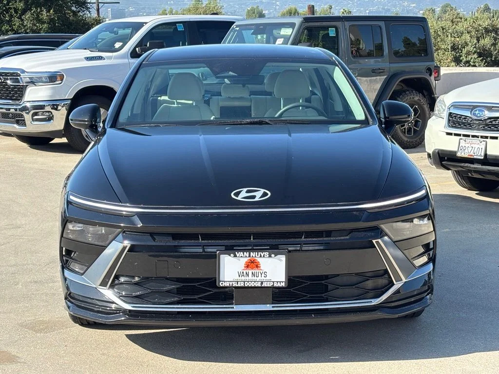 Used 2025 Black Hyundai SEL image 5