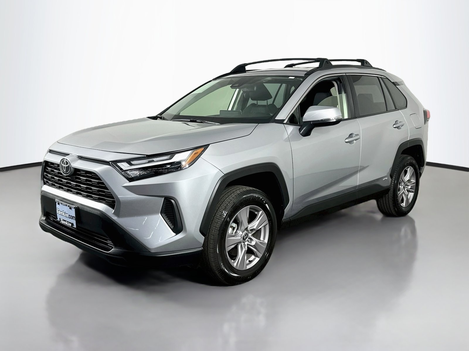 Used 2025 Silver Sky Metallic Toyota XLE image 3