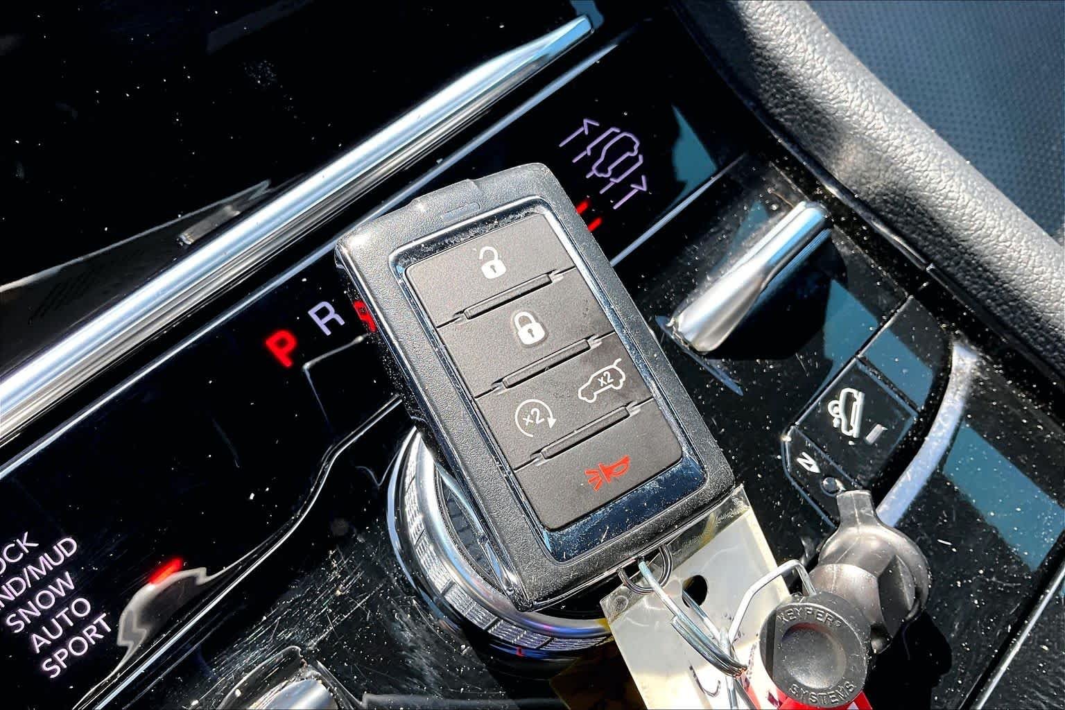 Certified Used 2023 Ember Pearlcoat Jeep Overland image 15