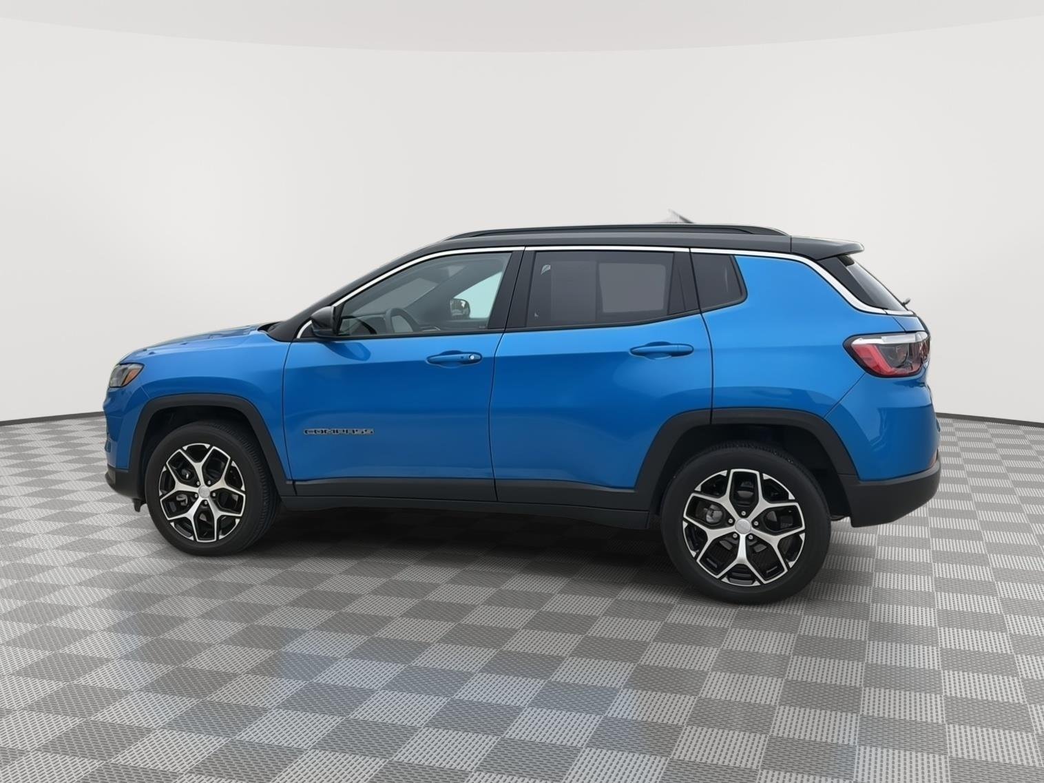Used 2024 Hydro Blue Pearlcoat Jeep Limited image 4