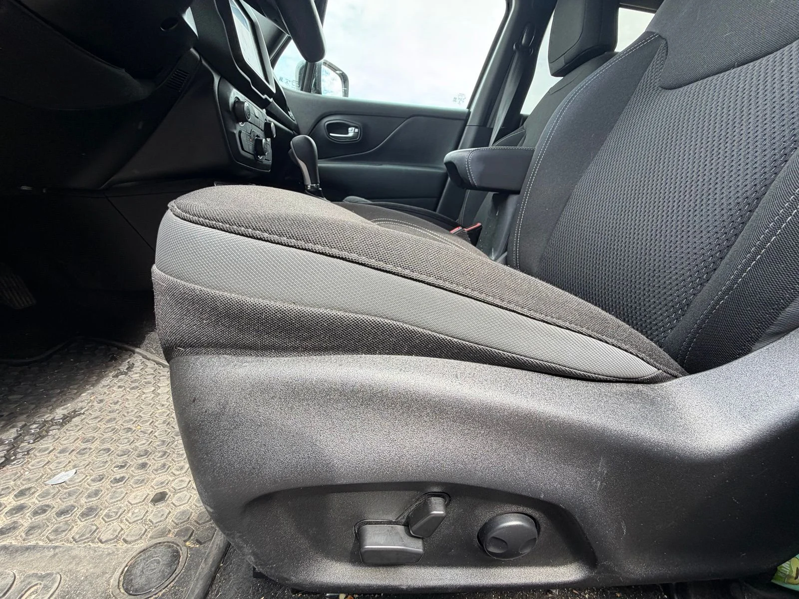 Used 2022 Gray Jeep Altitude image 6