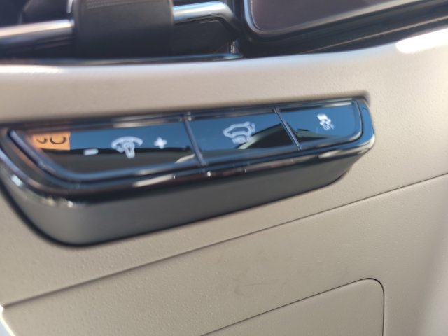 Used 2023 White Kia Wave image 19