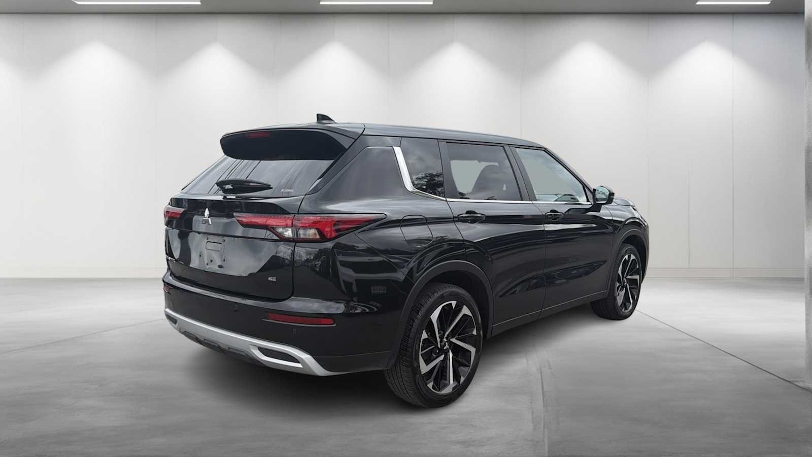 Used 2024 Black Diamond Mitsubishi SE image 7