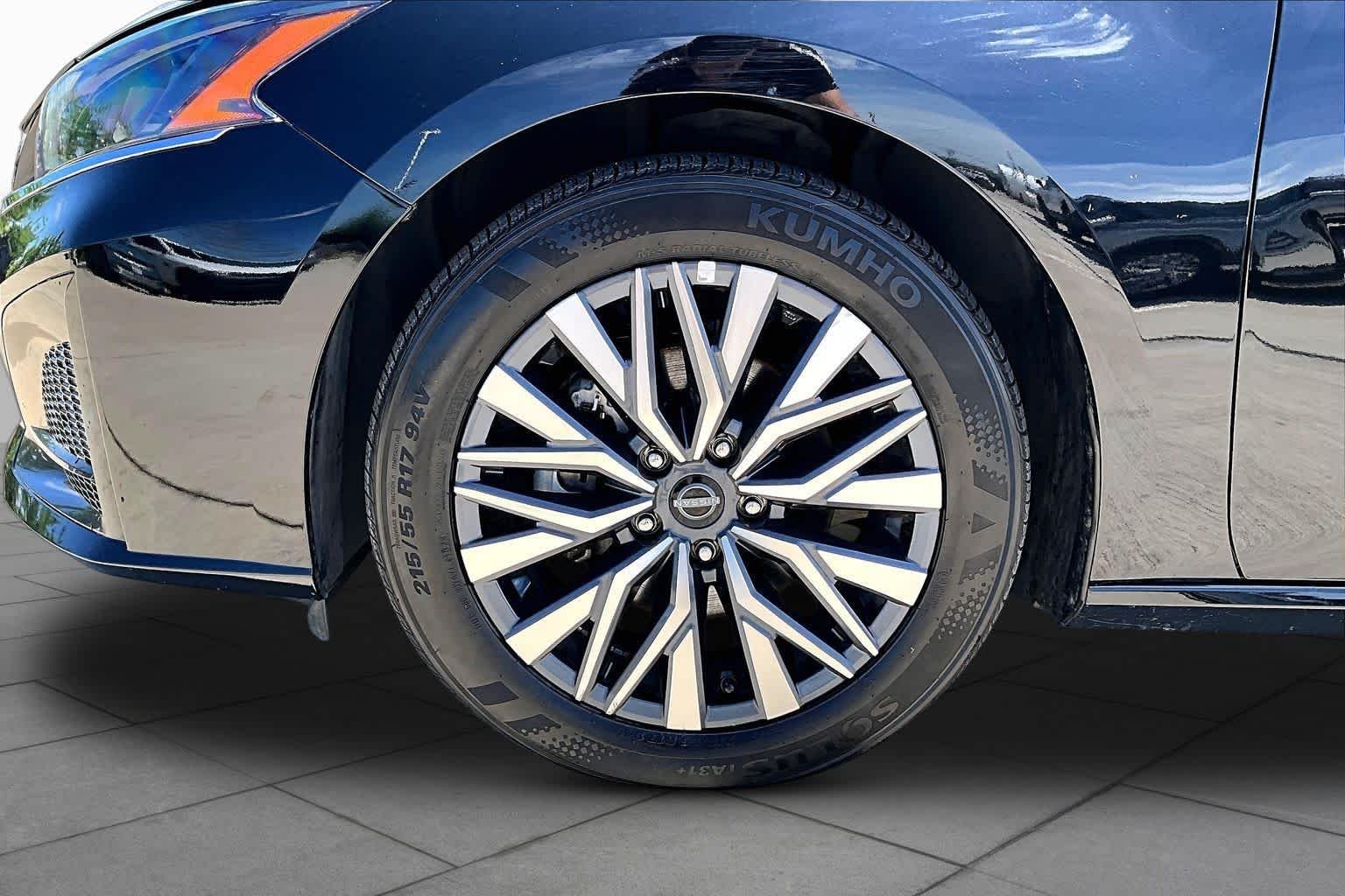 Used 2025 Super Black Nissan SV image 10
