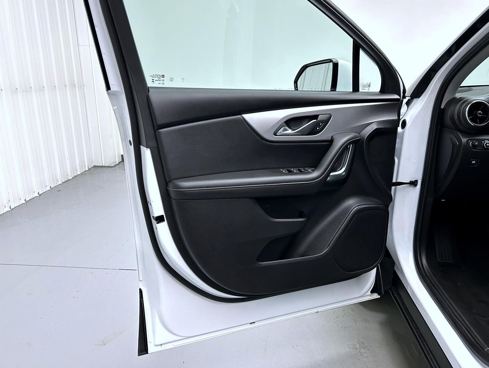 Used 2025 White Chevrolet LT image 9
