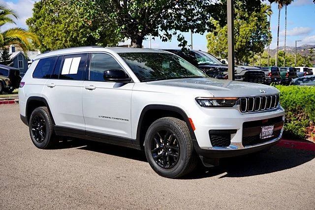 Used 2023 Silver Jeep Laredo image 5