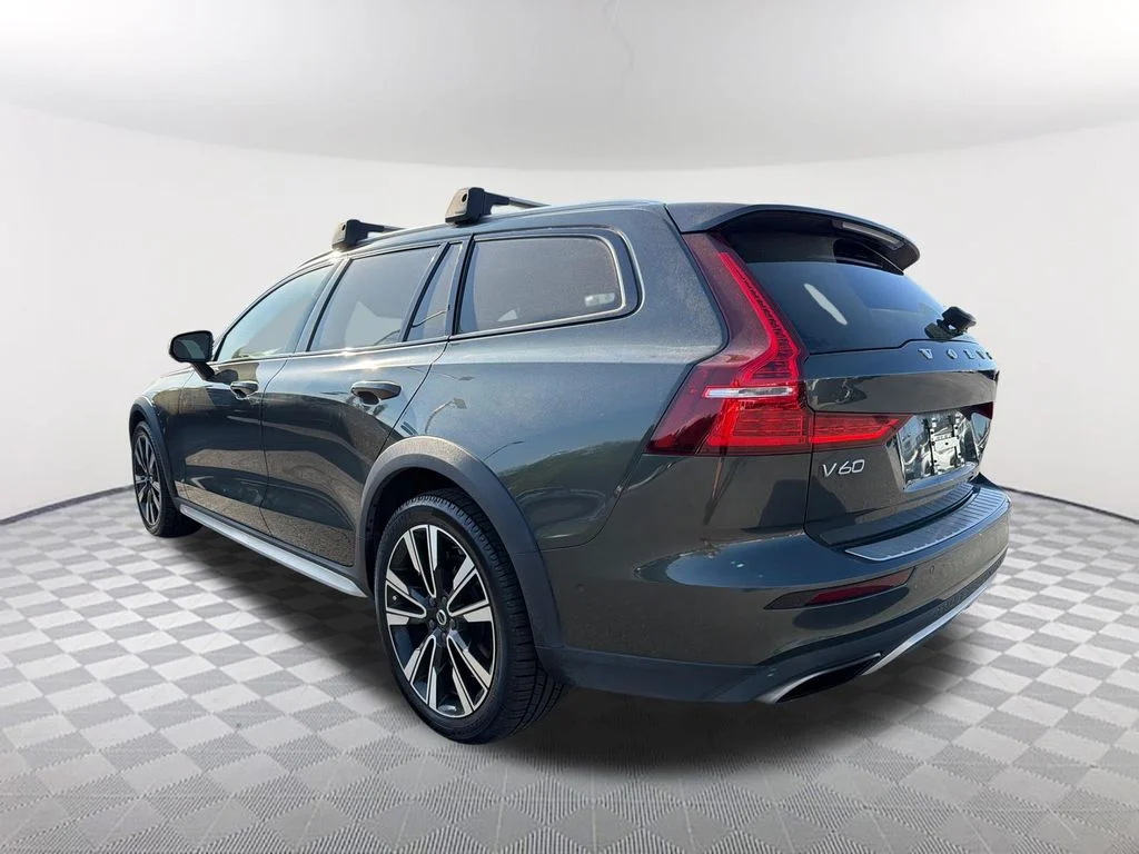Used 2021 Green Volvo T5 image 7