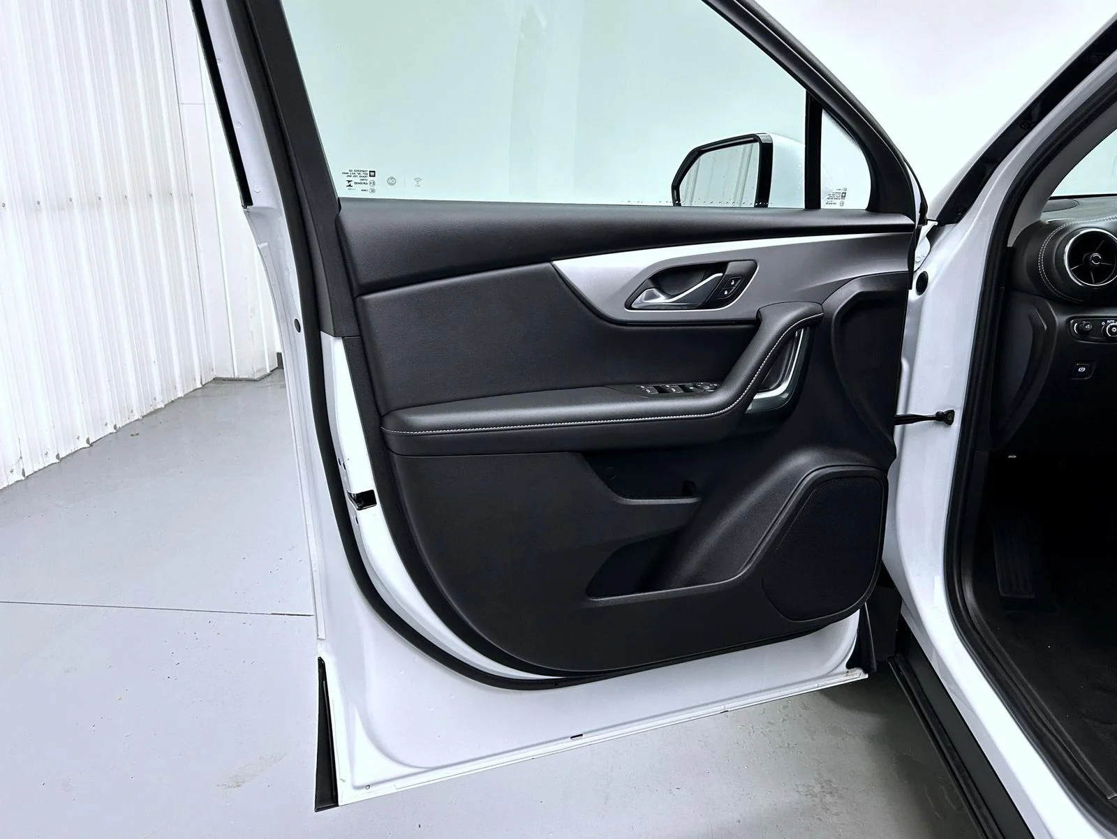 Used 2025 White Chevrolet LT image 9