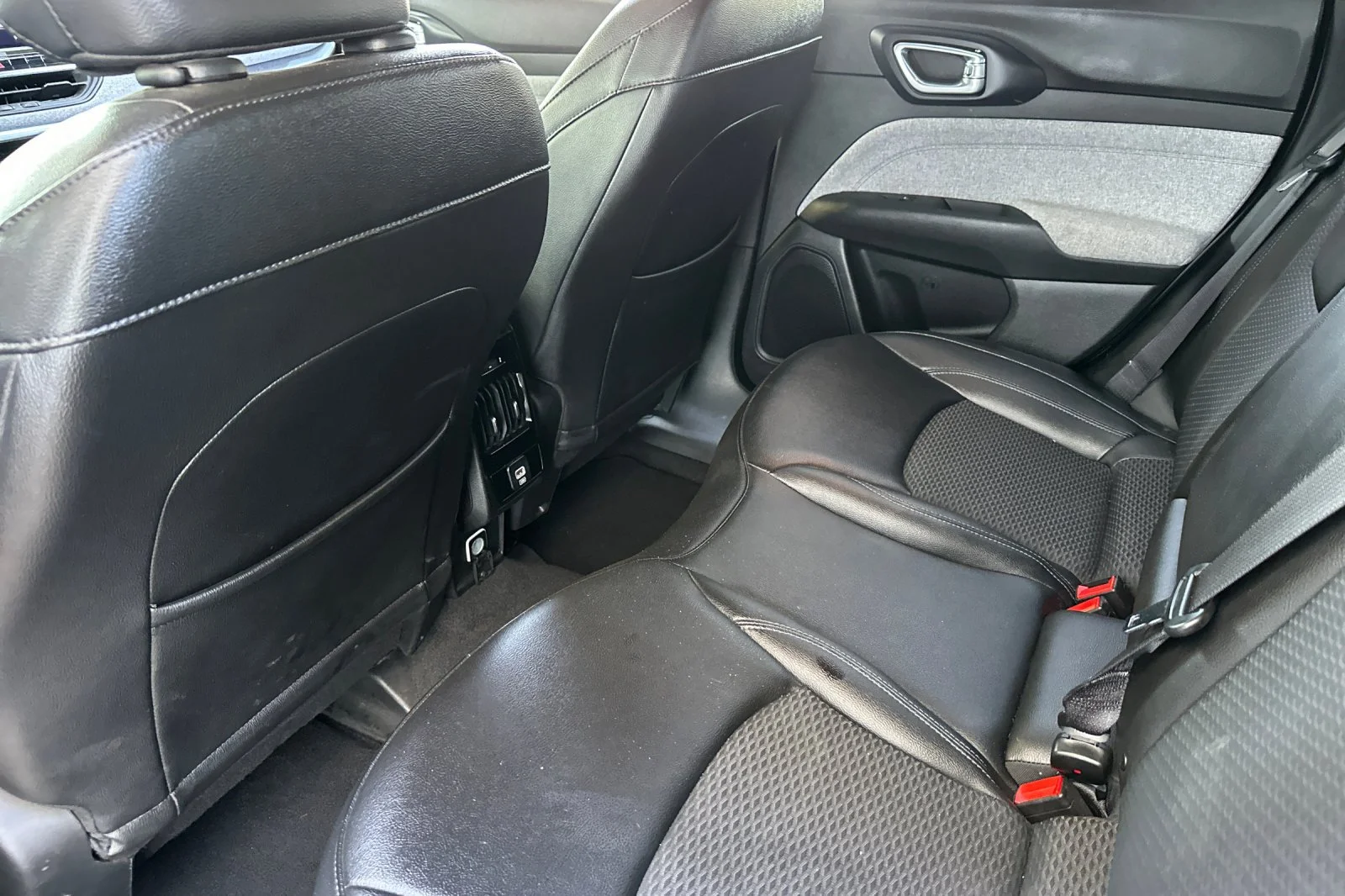 Used 2024 Gray Jeep Latitude image 12
