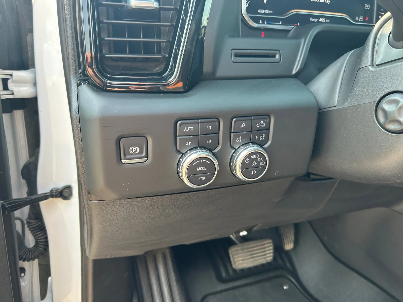 Used 2025 White GMC AT4 Crew Cab 3.0L Leather Sunroof Navigation 4x4 image 16