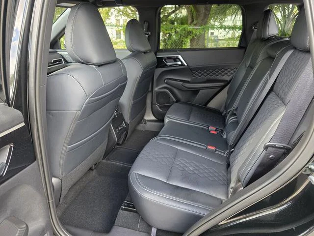 2025 Mitsubishi Outlander Plug-in Hybrid SEL Black Edition - Photo 13