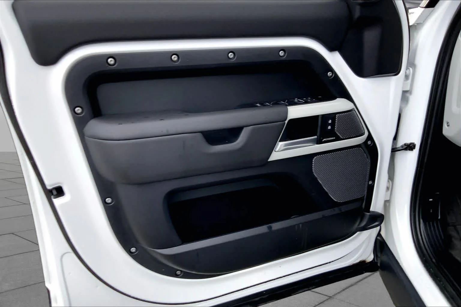 Used 2024 Fuji White Land Rover S image 22