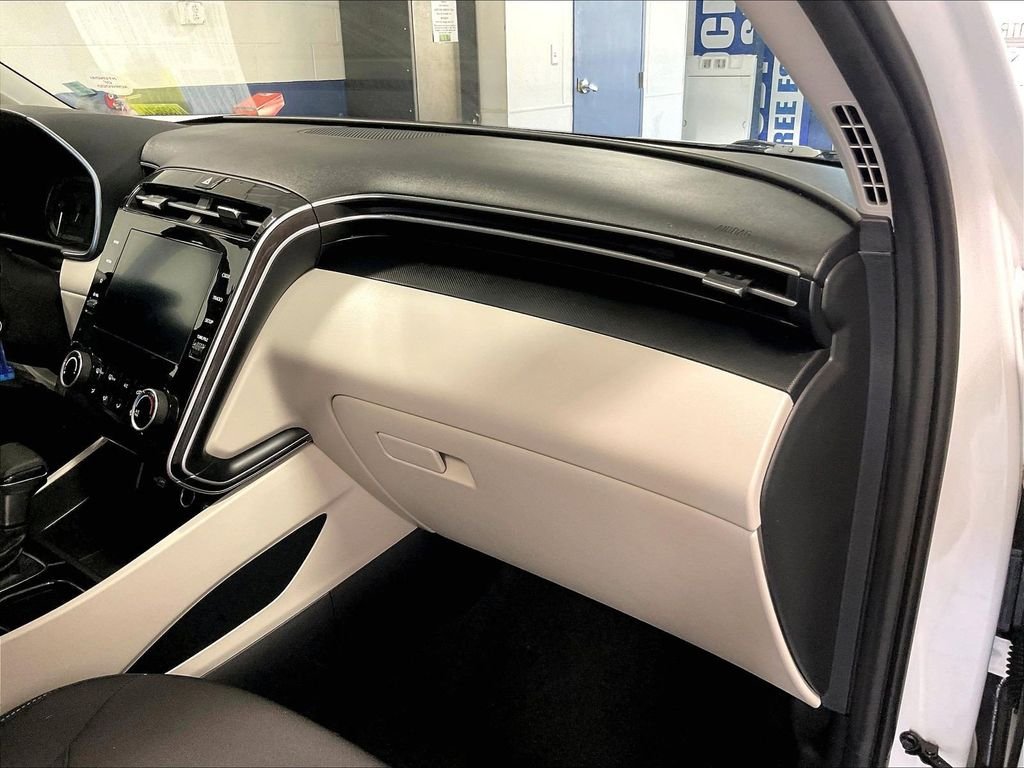 Used 2023 White Hyundai SE image 13