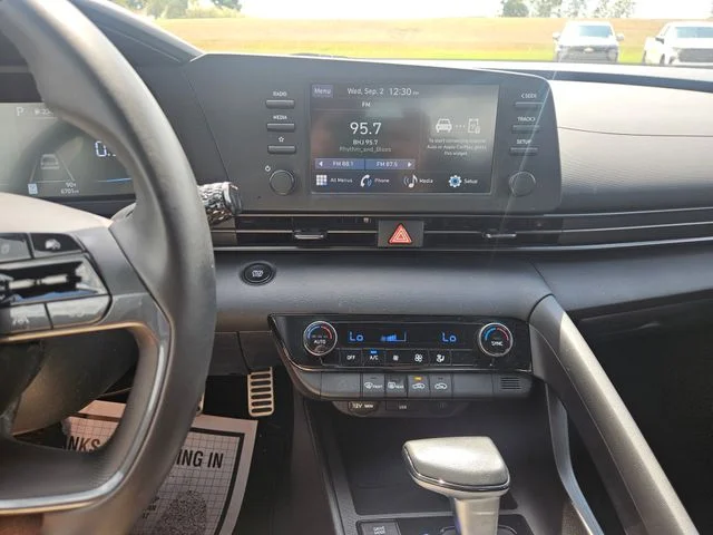Used 2025 Black Hyundai SEL Sport image 17