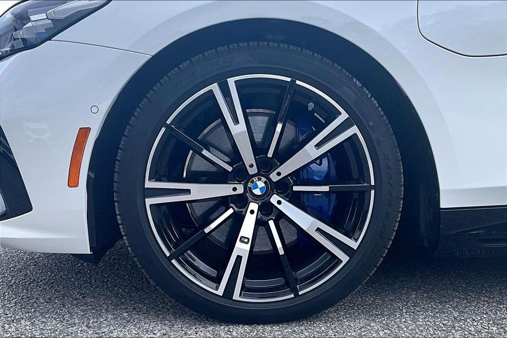 Used 2026 White BMW 550e xDrive image 32