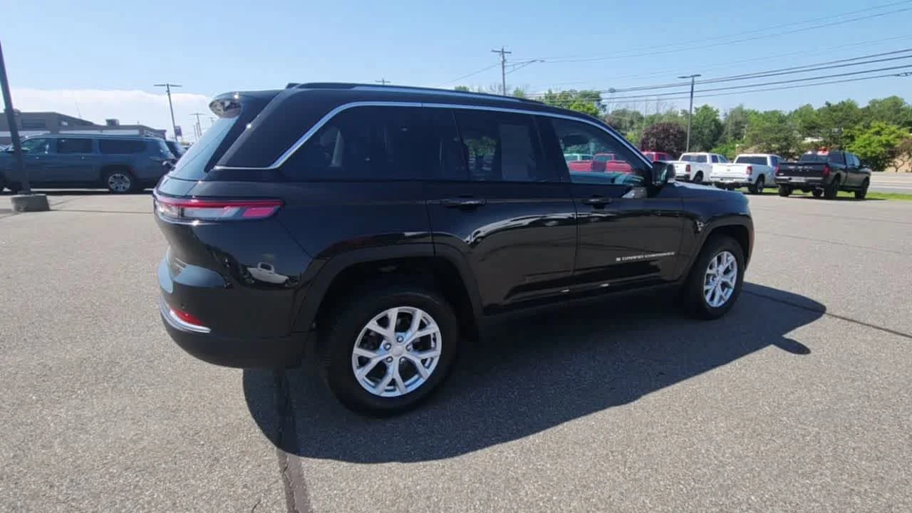 Used 2023 Rocky Mountain Pearlcoat Jeep Limited image 10