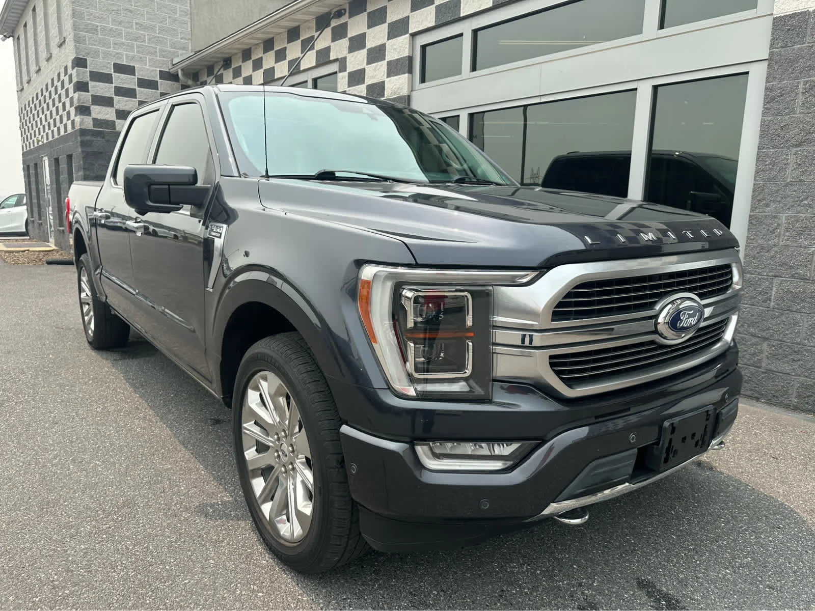 Used 2021 Smoked Quartz Metallic Tinted Clearcoat Ford Limited image 1