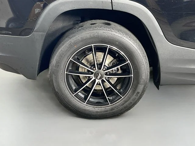 Used 2018 Black GMC SLE image 34