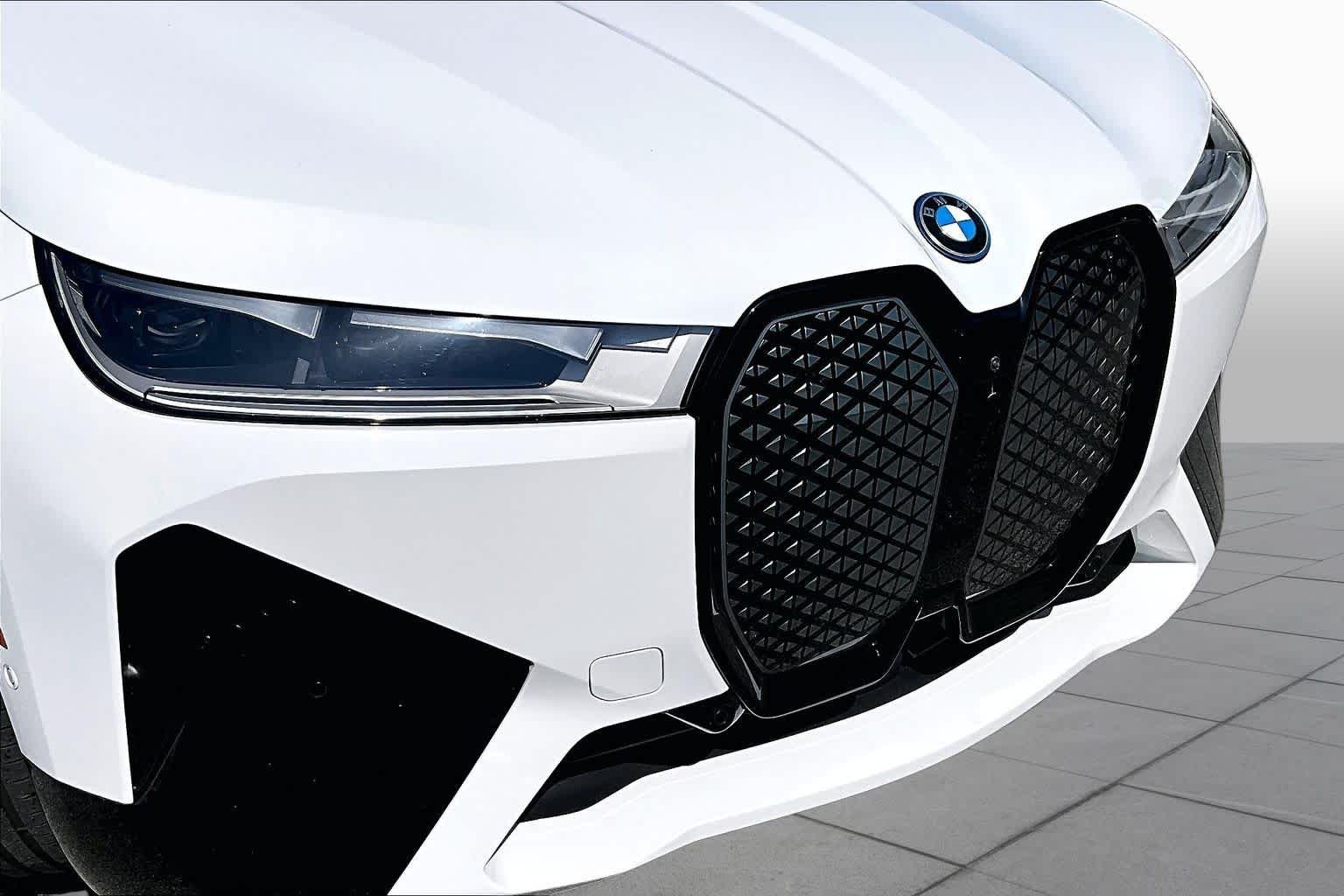 Used 2025 Alpine White BMW xDrive50 image 31