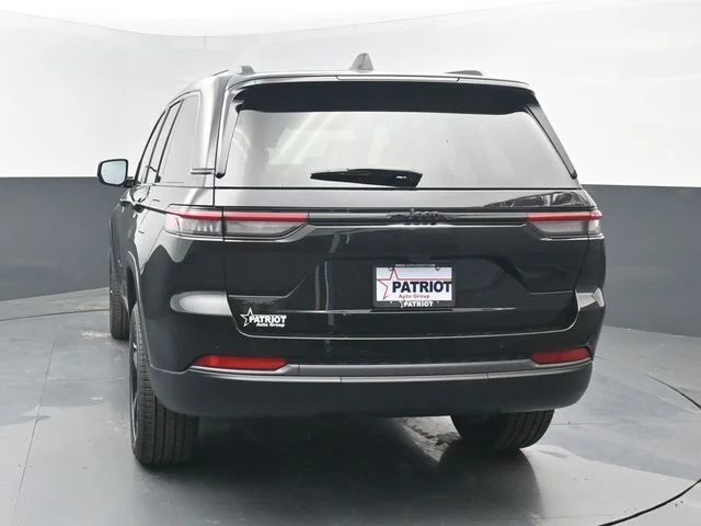 New 2026 Diamond Black Crystal Pearlcoat Jeep Limited image 4