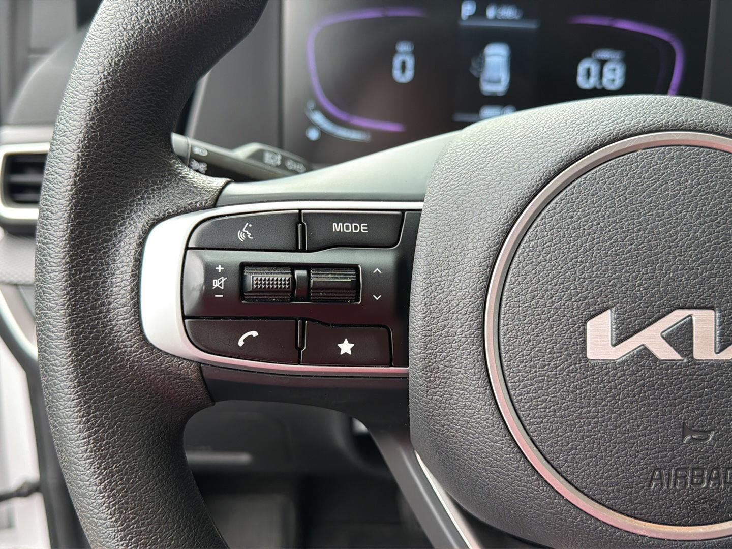 Used 2025 Glacial White Pearl Kia LX image 20