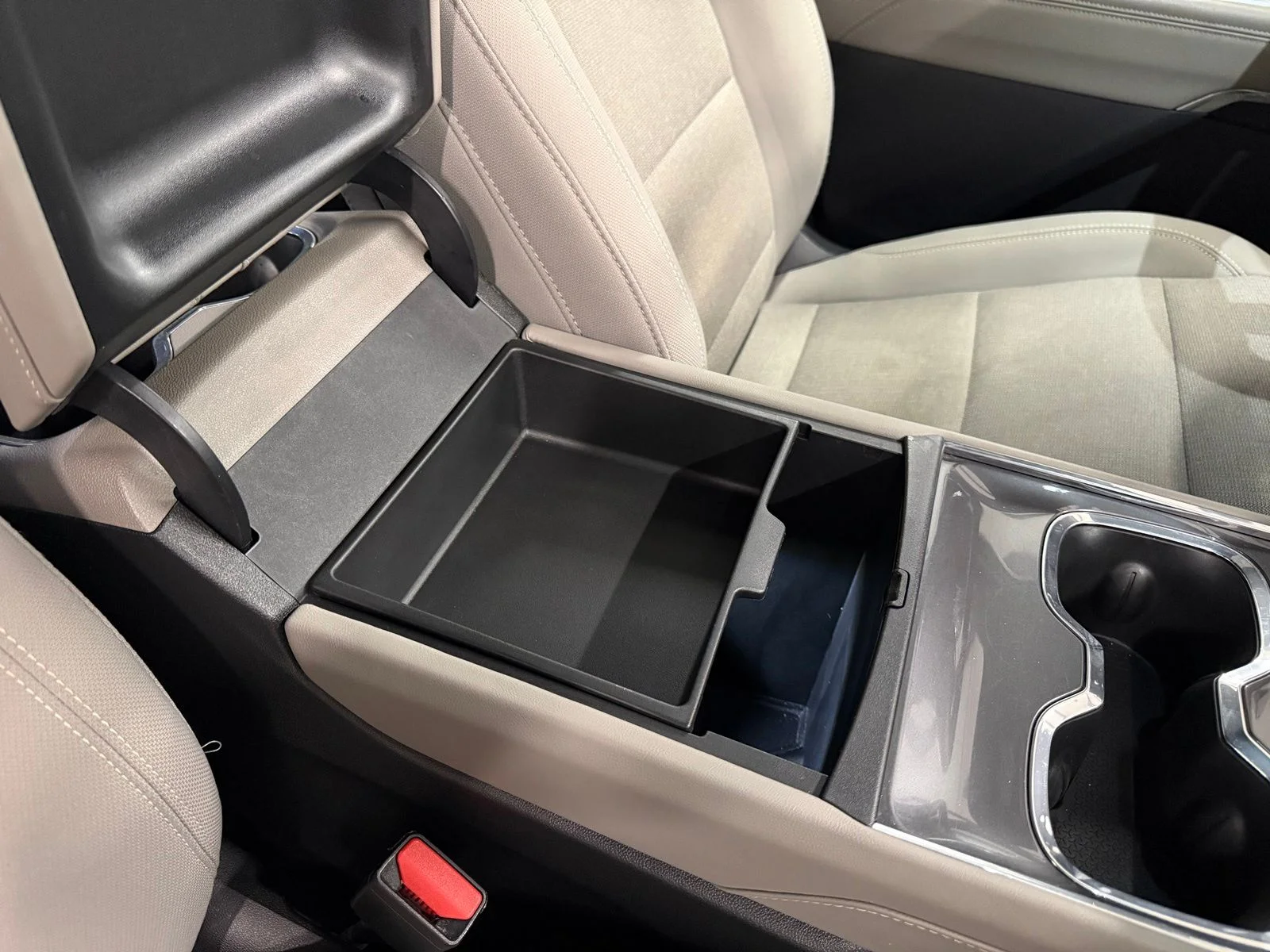 Used 2025 White GMC Elevation image 29