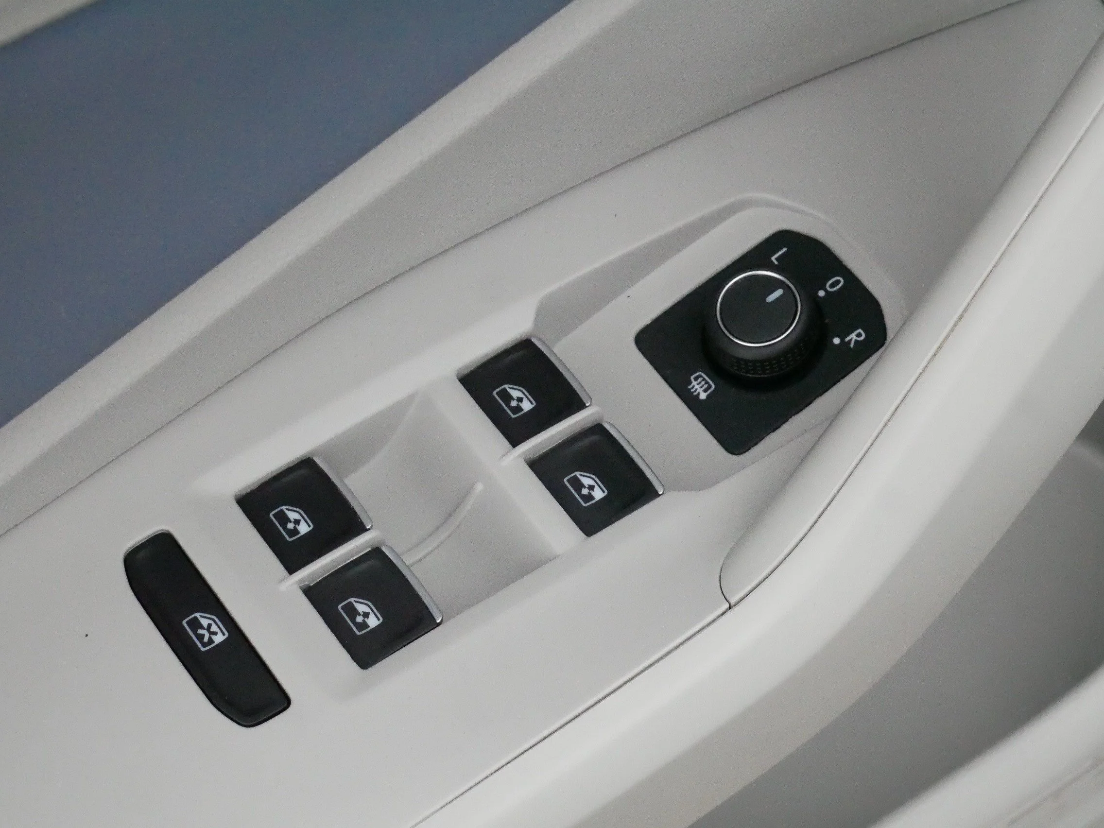 Used 2025 Opal White Pearl Volkswagen SE image 19