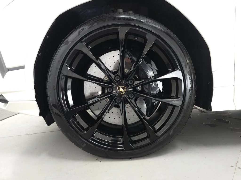 Used 2023 Balloon White Metallic Lamborghini S image 31