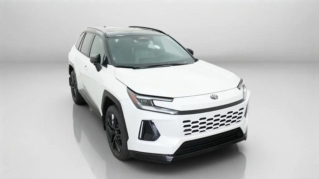 New 2026 Wind Chill Pearl with Midnight Black Metallic roof Toyota XSE image 4