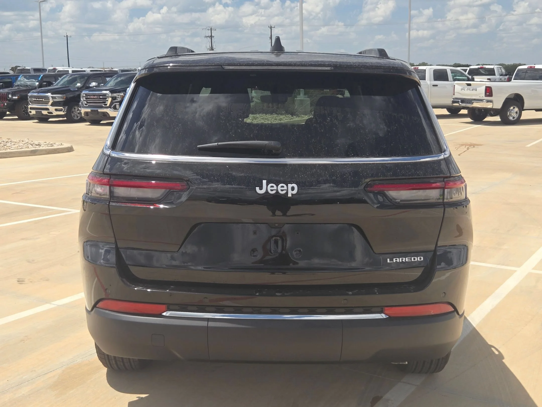 New 2026 Diamond Black Crystal Pearl-Coat Exterior Paint Jeep Laredo image 4
