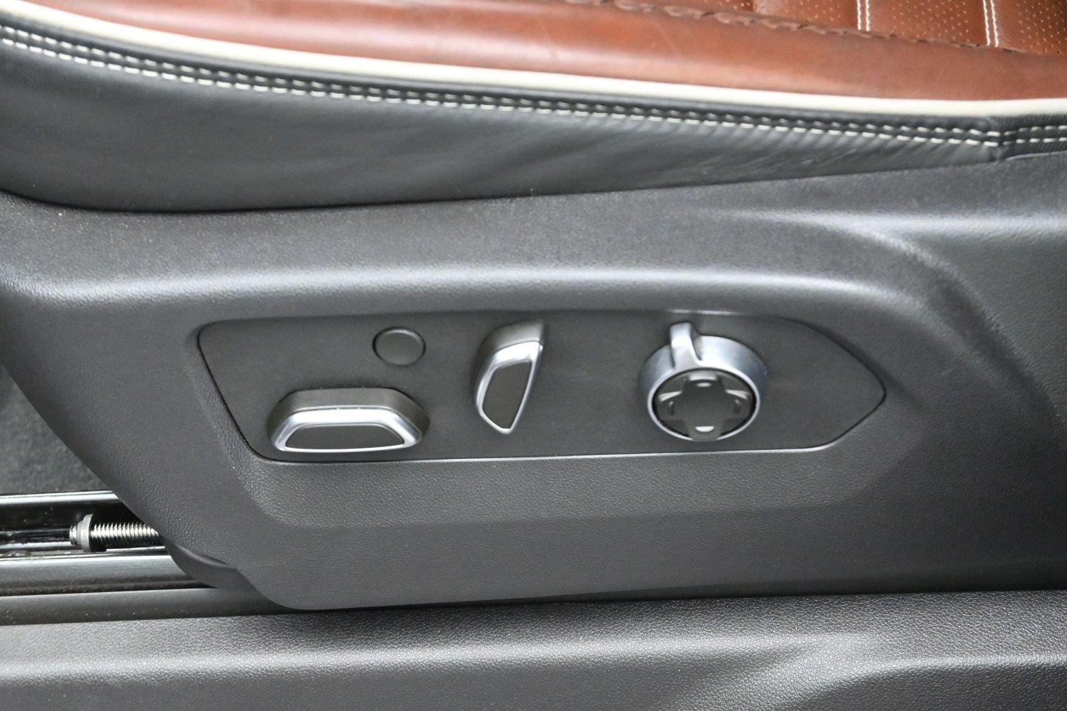 Used 2025 White Frost Tricoat GMC Denali Ultimate image 14