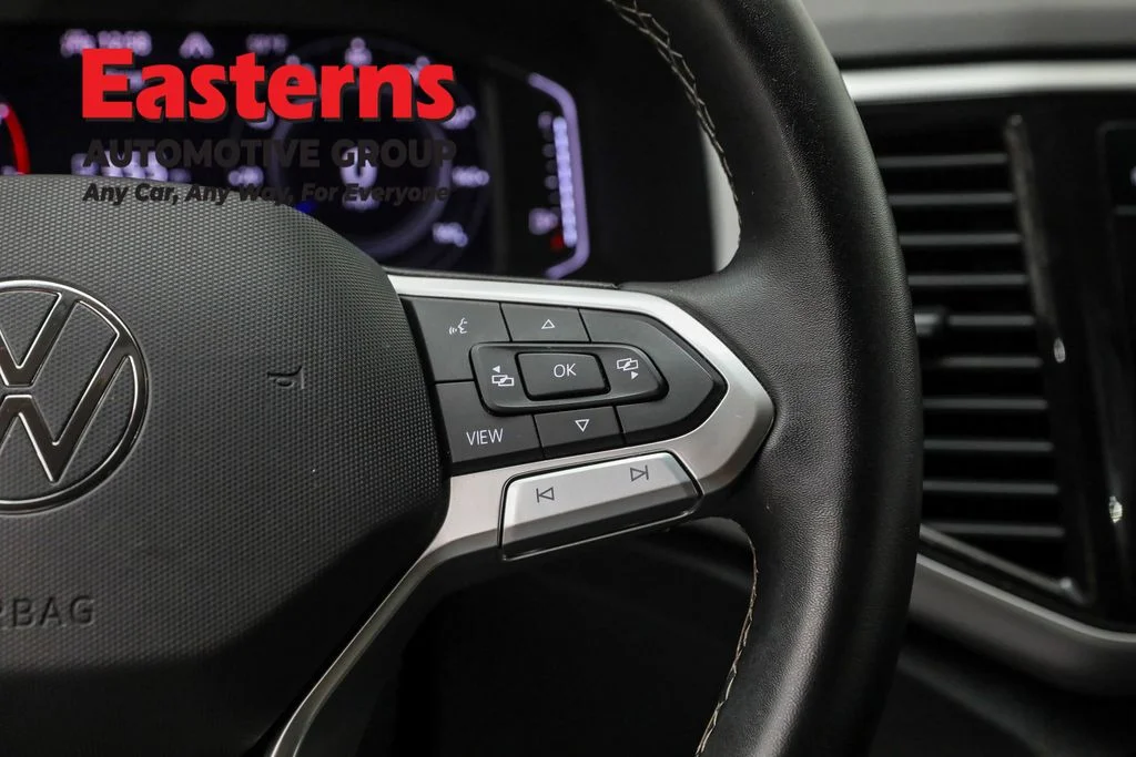 Used 2022 Red Volkswagen 3.6L V6 SE w/Technology image 16