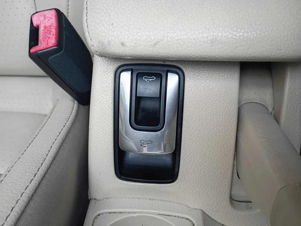 Used 2009 Candy White Volkswagen Komfort Edition image 20