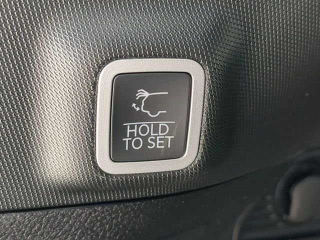 New 2026 Bright White Clear-Coat Exterior Paint Jeep Laredo X image 15